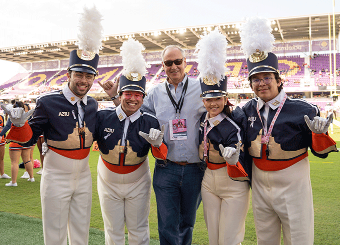 在线博彩 marching band with President Eighmy